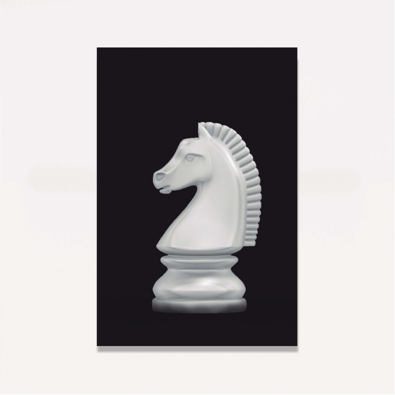 Cavalo de xadrez dourado em pé para estar perto de outro xadrez