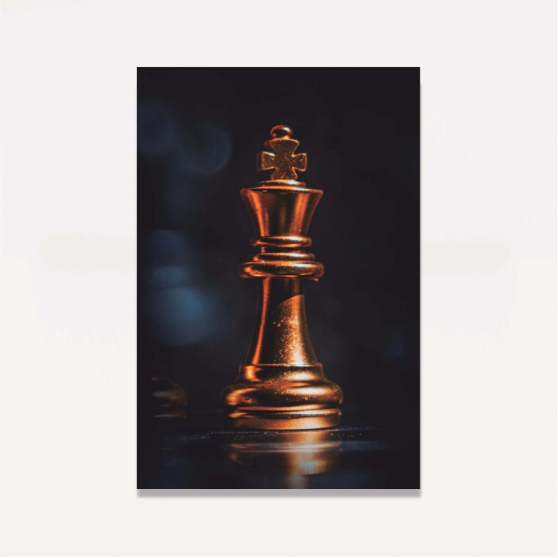 O xadrez do rei dourado está no tabuleiro de xadrez