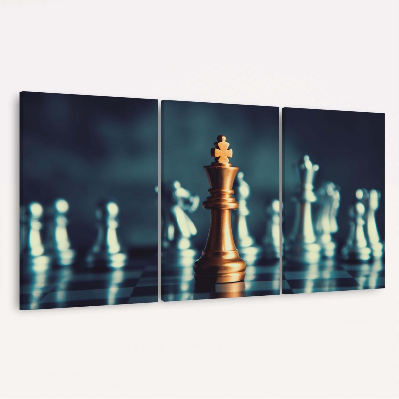 Figura do rei do xadrez dourado no tabuleiro