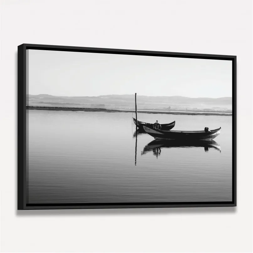 Quadro Decorativo Barco em Lago Sereno - Preto e Branco